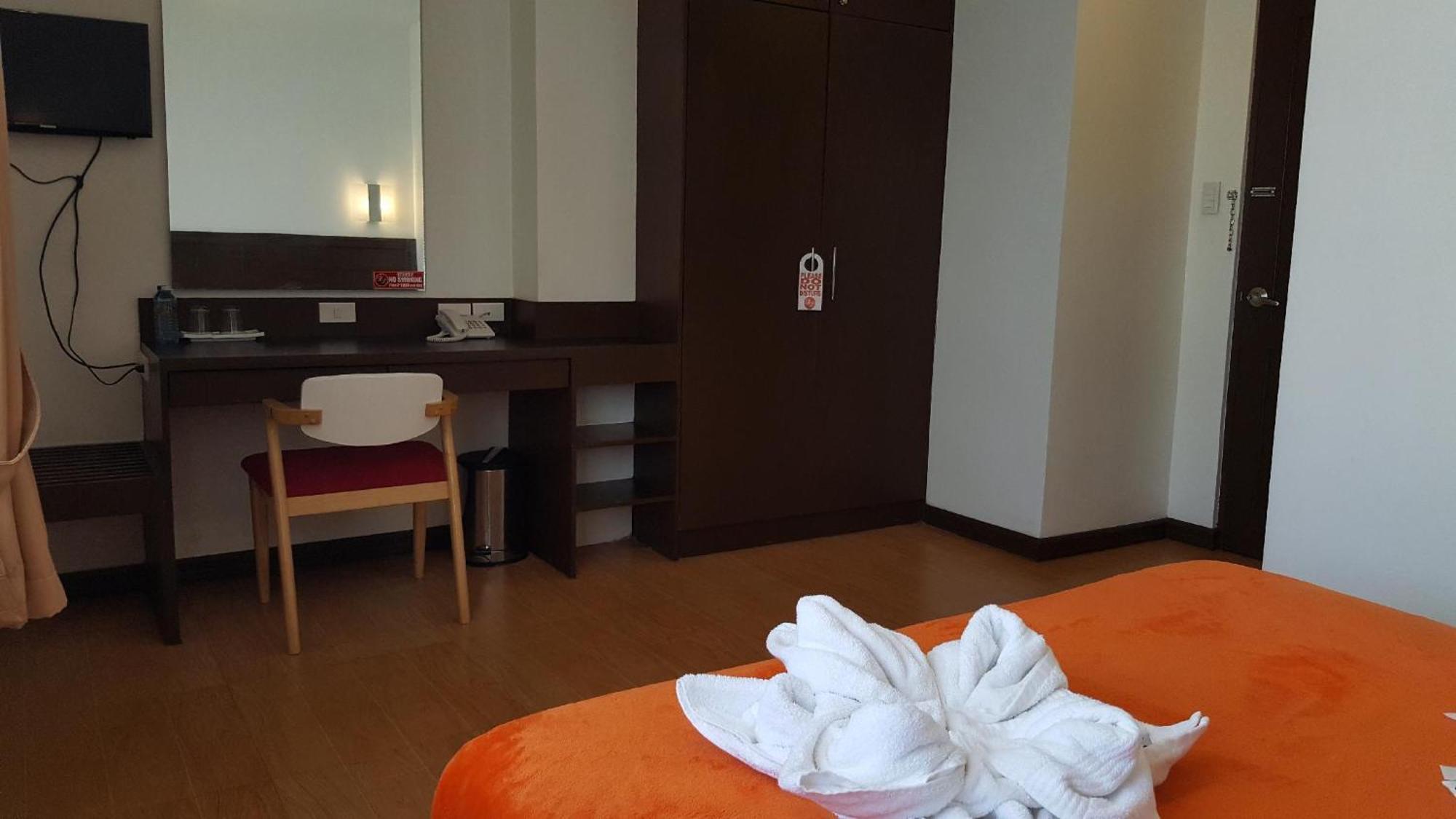 Pearli View Hotel Iloilo Powered By Cocotel Habitación foto