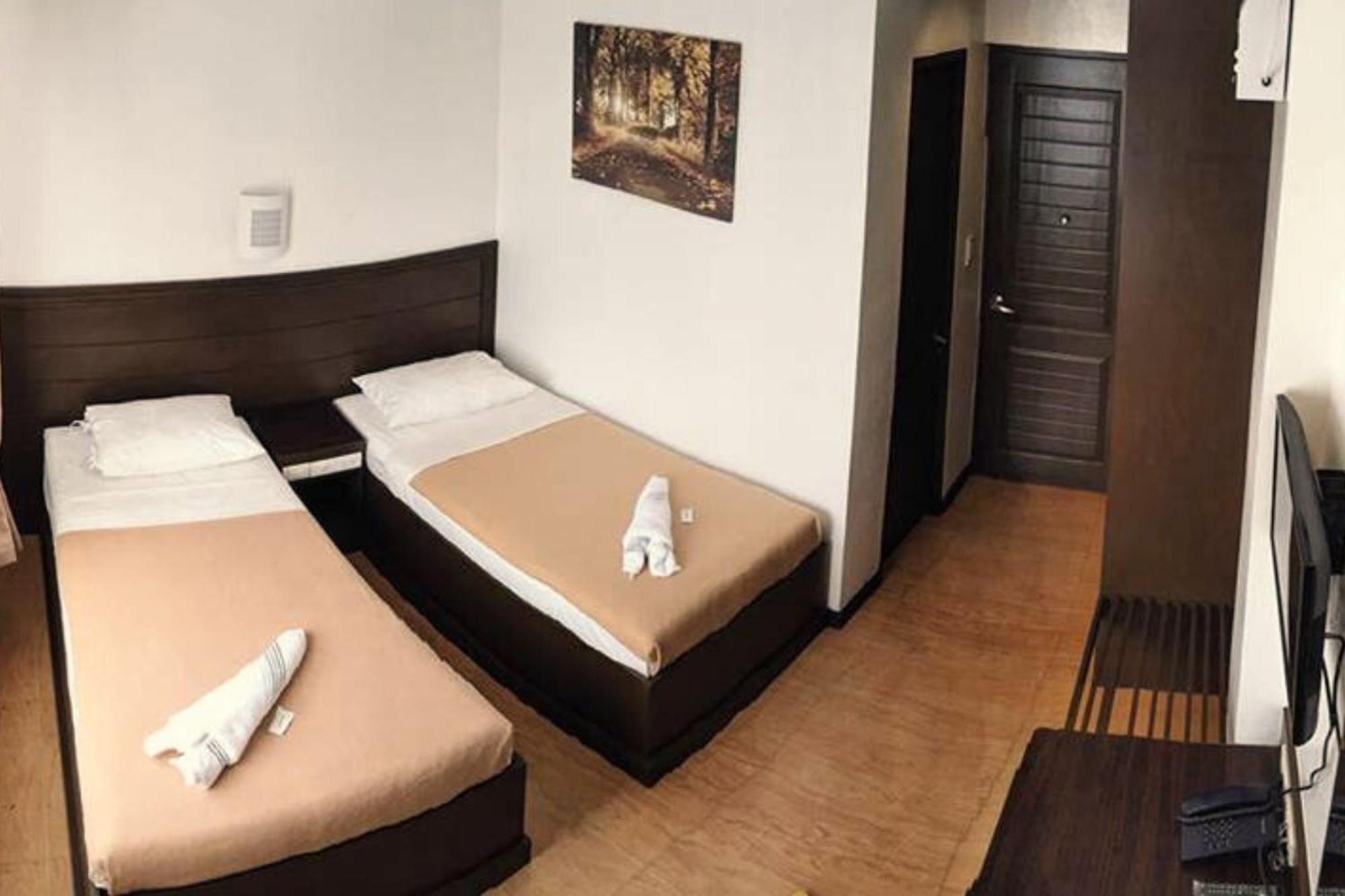 Pearli View Hotel Iloilo Powered By Cocotel Habitación foto